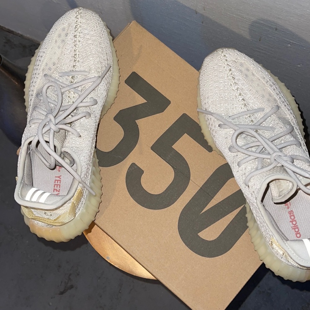 UNISEX NO REPLICAS HERE NEVER💯💯 YEEZY BOOST WORN ONCE 📌📌 SUPERRRR COMFY📌📌